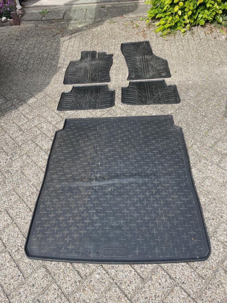 Rubbermatten set VW Passat Variant (B8) vanaf 2014, Ophalen, Gebruikt