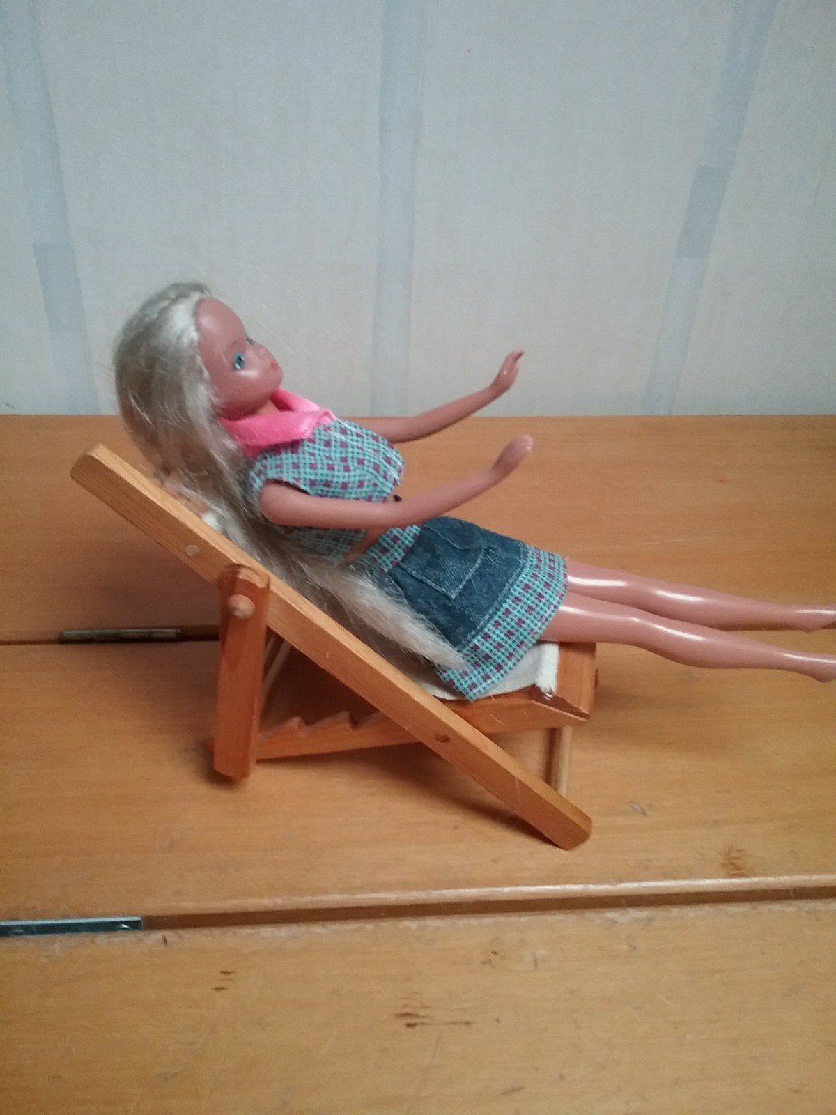 Houten ligstoeltje, bv. voor een Barbiepop, Ophalen of Verzenden, Nieuw, Poppenhuis