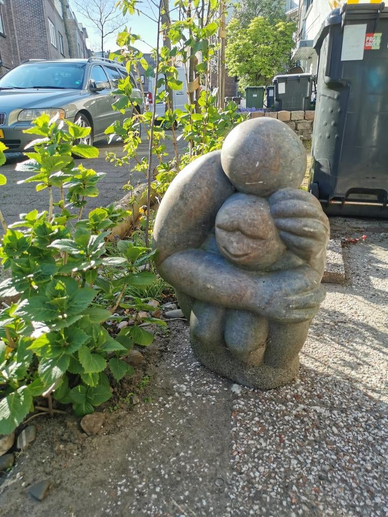 Groot stenen beeld - Abstracte omhelzing (ca. 100kg), Ophalen, Gebruikt, Mens