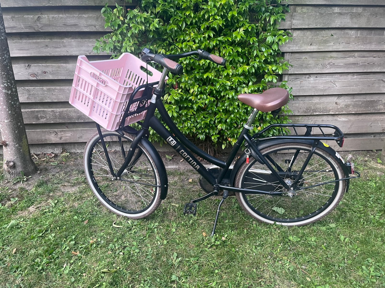 Cortina meisjesfiets zwart met roze krat, Ophalen, Terugtraprem, Versnellingen, Gebruikt