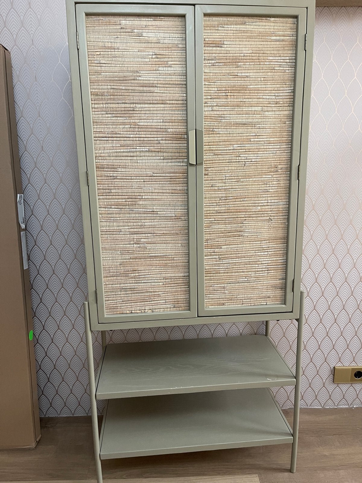 Boekenkastje groen/taupe met twee deuren en planken, Ophalen, Overige materialen, Gebruikt, 50 tot 100 cm