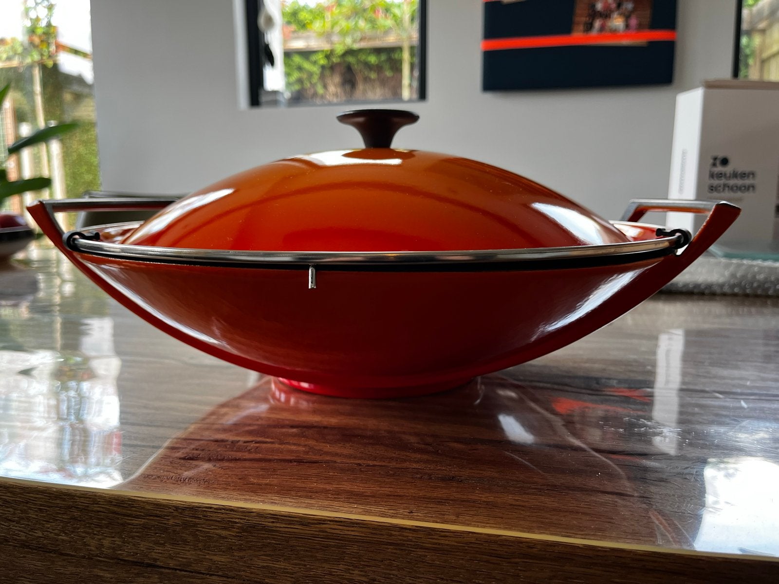 Le Creuset Wokpan Oranje - Gietijzeren Wok met Deksel, Huis en Inrichting, Ophalen, Zo goed als nieuw, Wok, Gietijzer