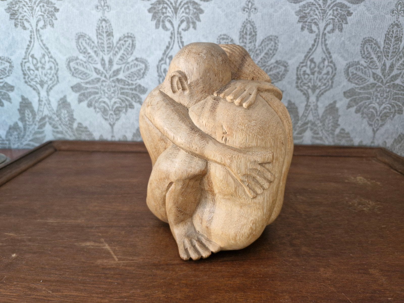 Yoko beeld - Houten sculptuur van omhelzend paar, Groep mensen, Minder dan 20 cm, Ophalen of Verzenden, Handgemaakt