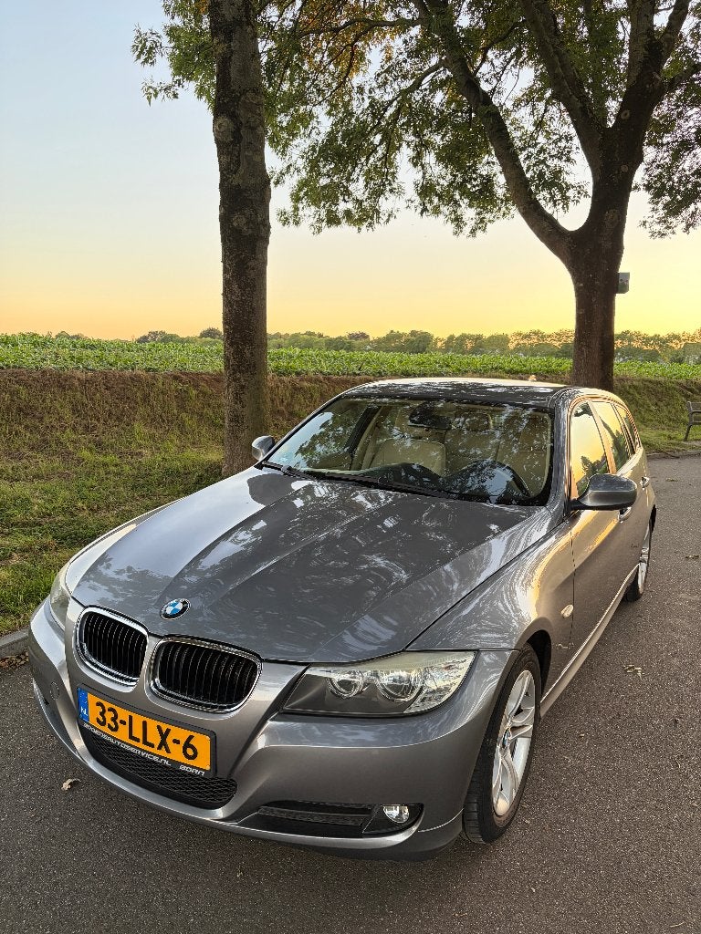BMW 318i Touring Business Line | Trekhaak | Navi | APK 2027, Auto's, Dealer onderhouden, Achterwielaandrijving, Beige, Origineel Nederlands