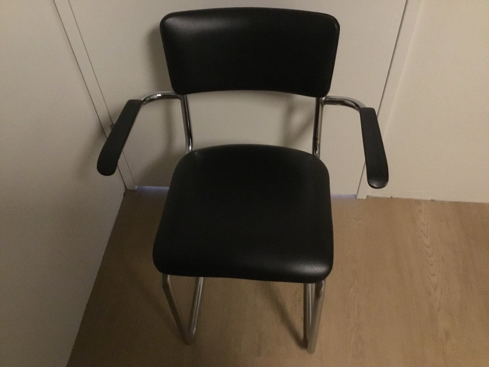 Vintage stoel met armleuning, Ophalen, Zo goed als nieuw, Zwart, Eén