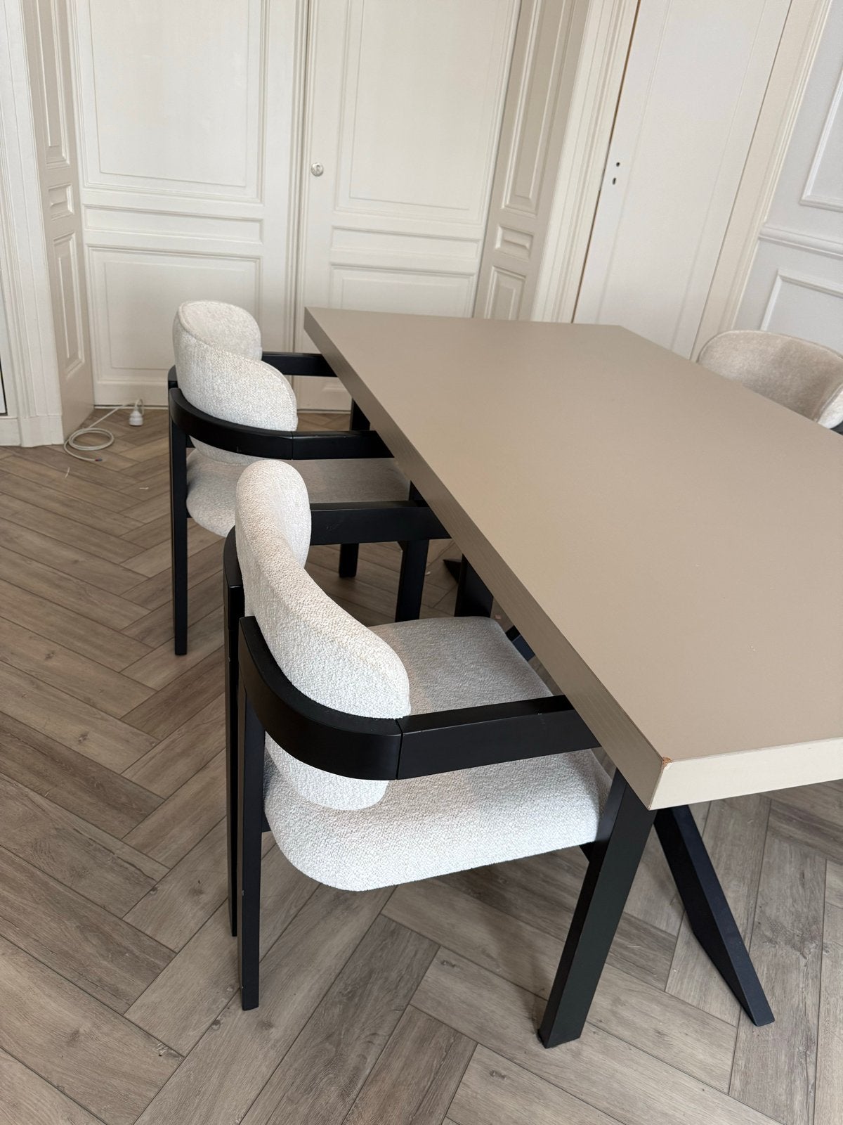 Hotel Chique tafel 160cm Zwarte spinpoot+4 luxe kuipstoelen, Gebruikt, Ophalen of Verzenden, Vier personen, Metaal