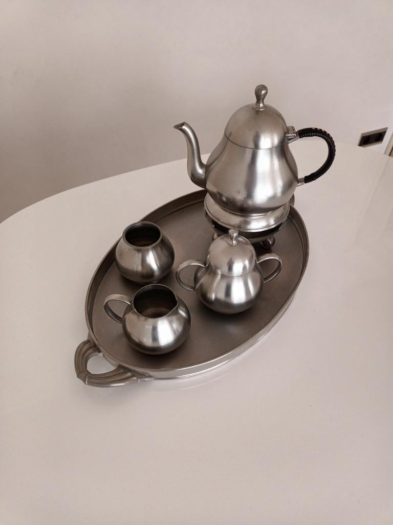Tinnen theeservies met dienblad, Ophalen