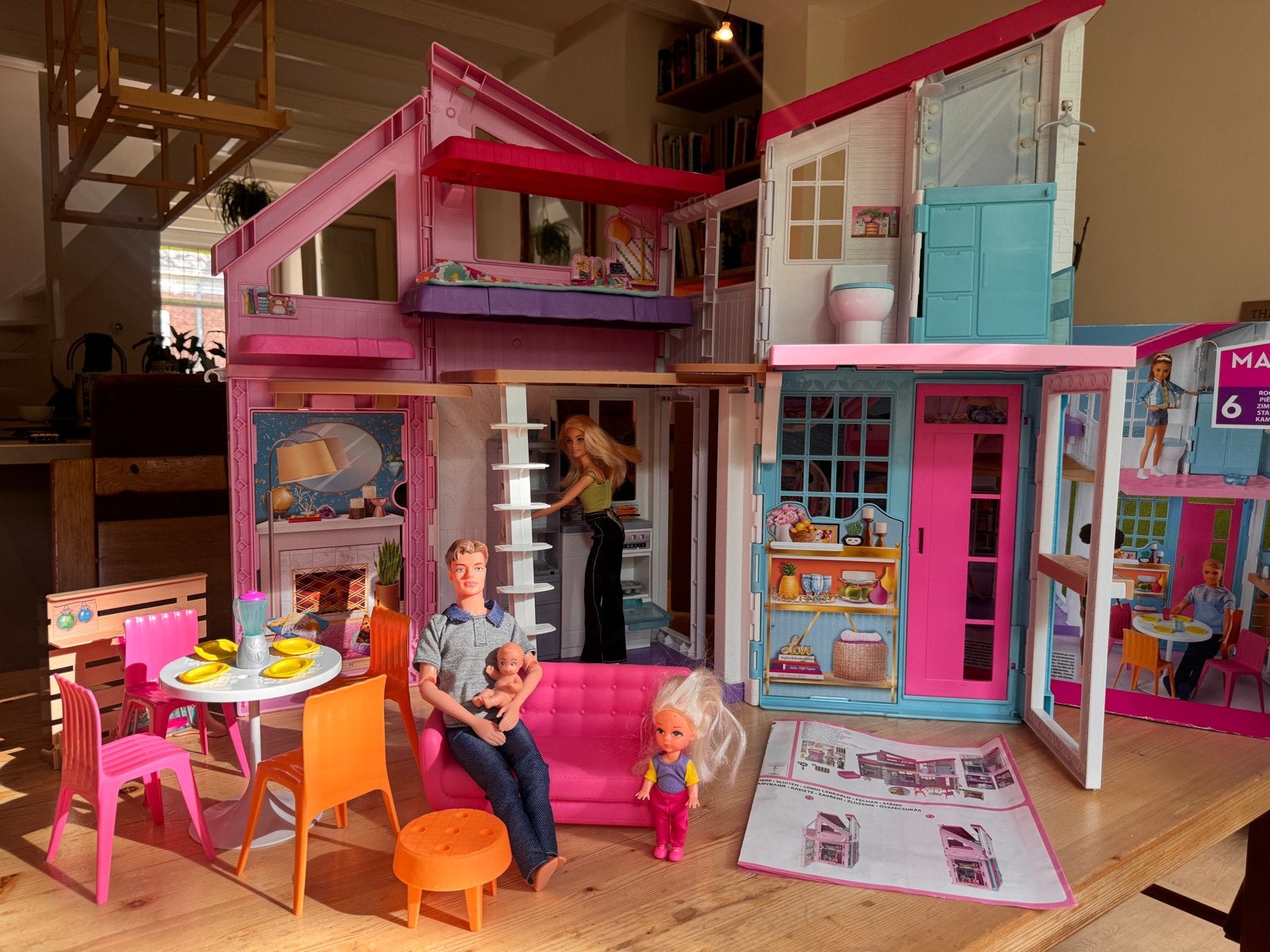 Barbie Malibu Huis met poppen en accessoires, Kinderen en Baby's, Ophalen of Verzenden, Zo goed als nieuw, Poppenhuis