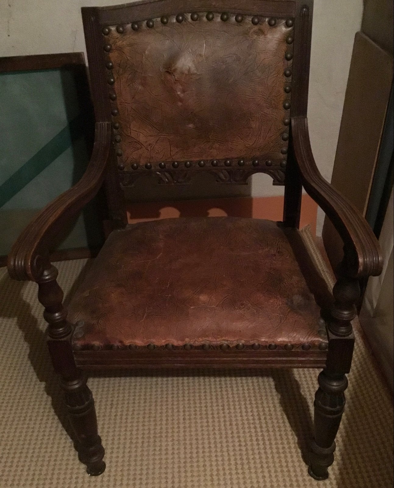 Antieke houten fauteuil met lederen bekleding, Ophalen