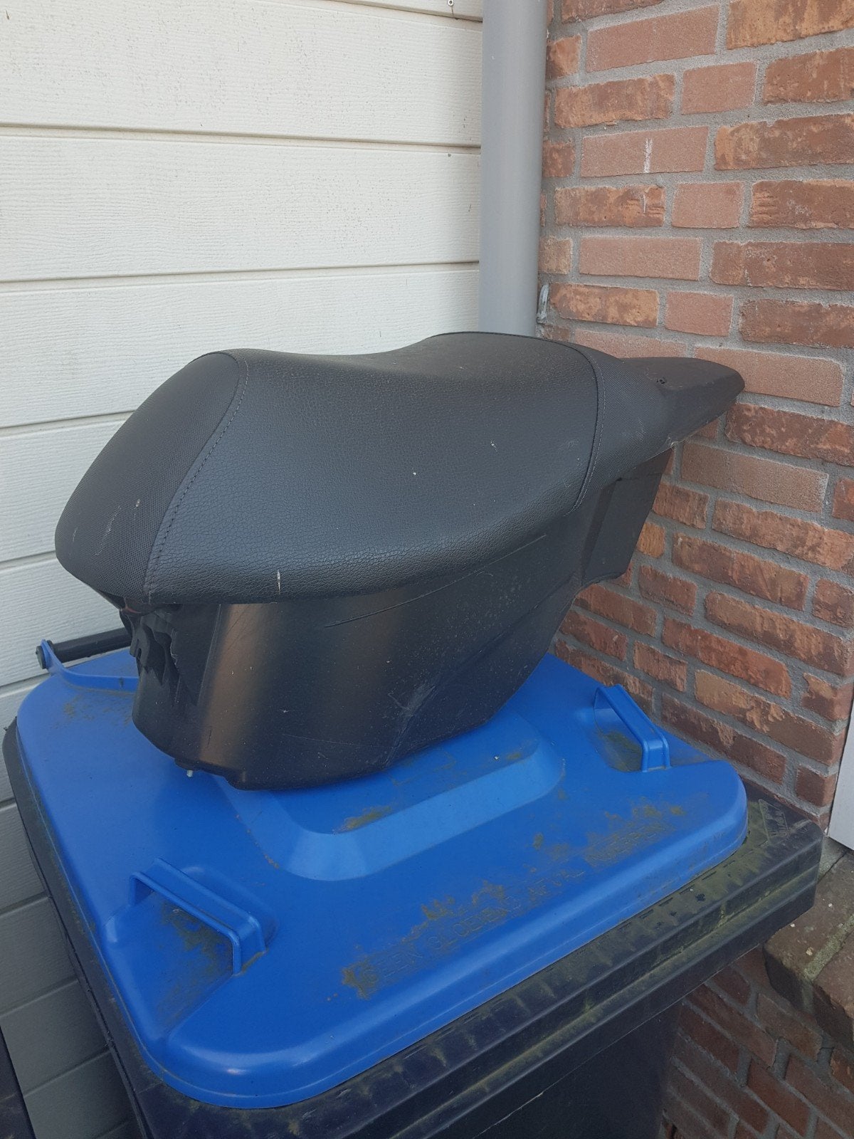 sym xpro e5 zadel met bak, Ophalen of Verzenden, Zadel