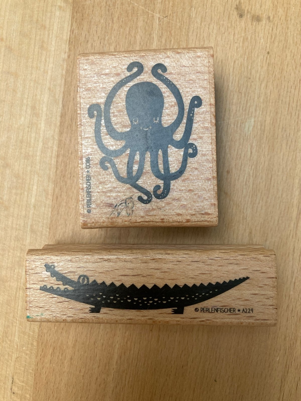 Perlenfischer stempels: Octopus en Krokodil, Hobby en Vrije tijd, Stempelen, Ophalen of Verzenden, Gebruikt, Houten stempel