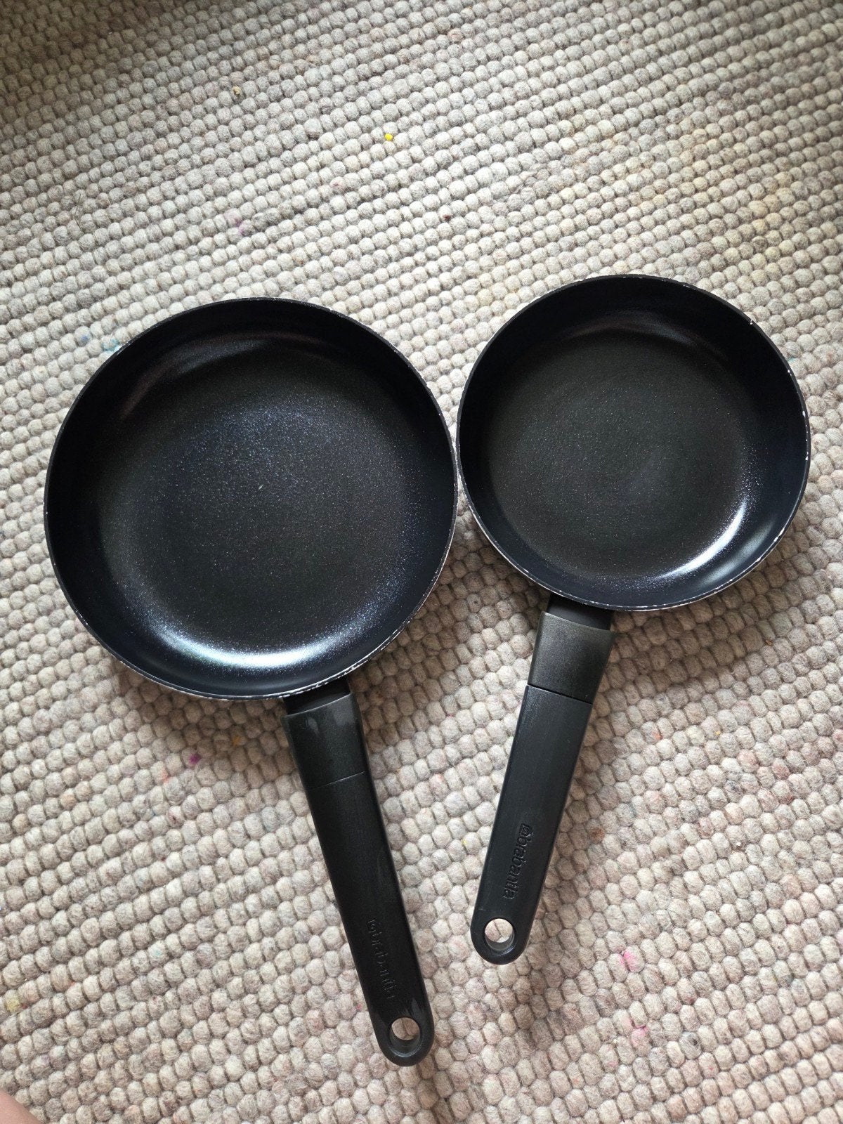 Pannenset Brabantia - 2 koekenpannen (20cm & 24cm), Huis en Inrichting, Keuken | Potten en Pannen, Ophalen of Verzenden