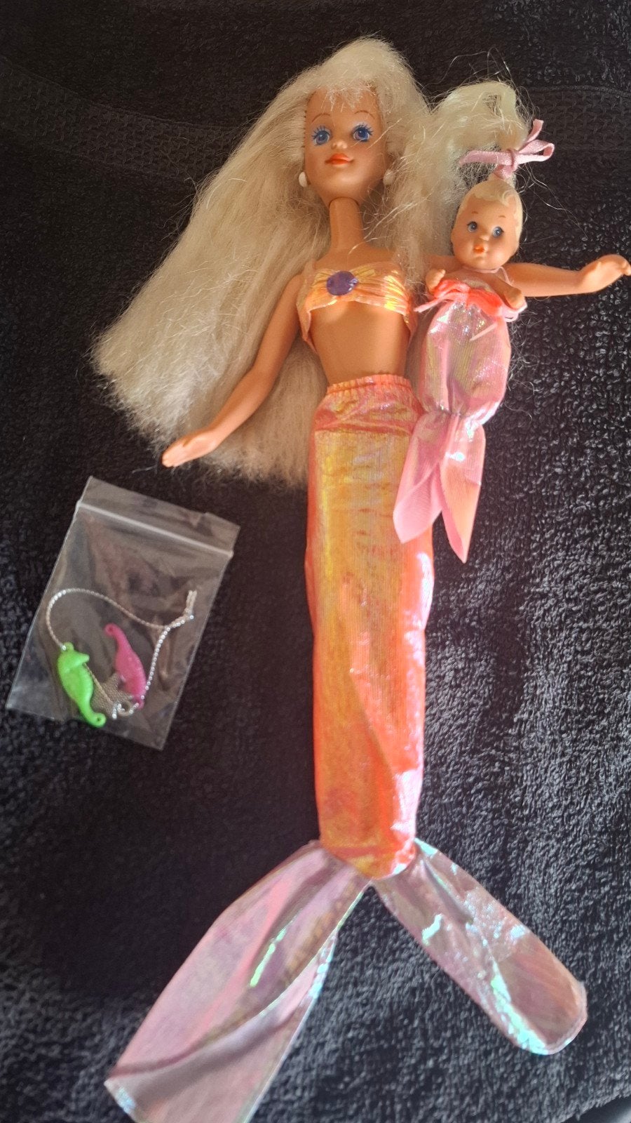Zeemeermin Skipper met baby en zeepaardjes ketting, Ophalen of Verzenden, Zo goed als nieuw, Barbie