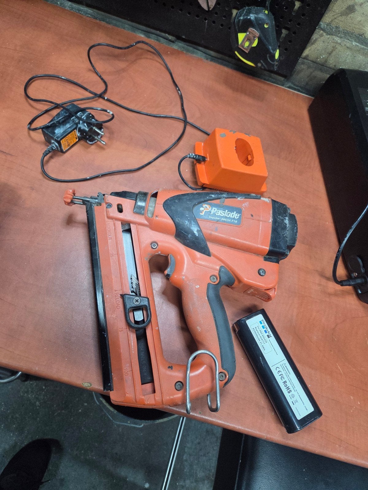Paslode IM350 F16 tacker met nieuwe batterij en lader, Ophalen of Verzenden
