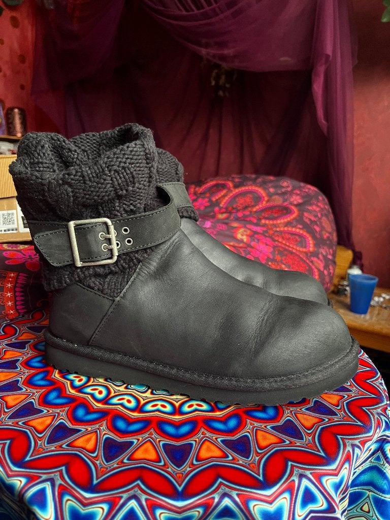 Zo goed als nieuwe Uggs 39 met gebreide bovenkant nu 109,99€, UGG, Zwart, Lage of Enkellaarzen, Ophalen of Verzenden