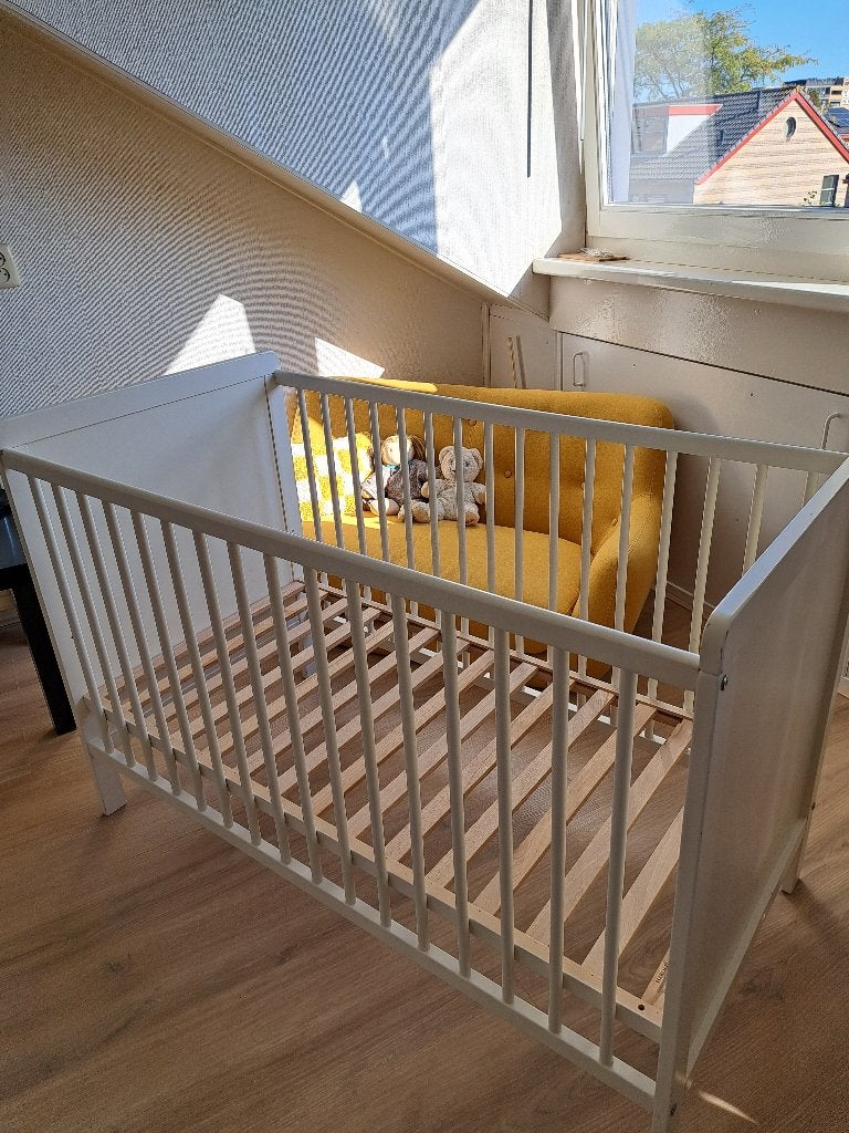 babybedje met goedgekeurd matras en ikea kinderstoel, Ophalen, Zo goed als nieuw, Ledikant