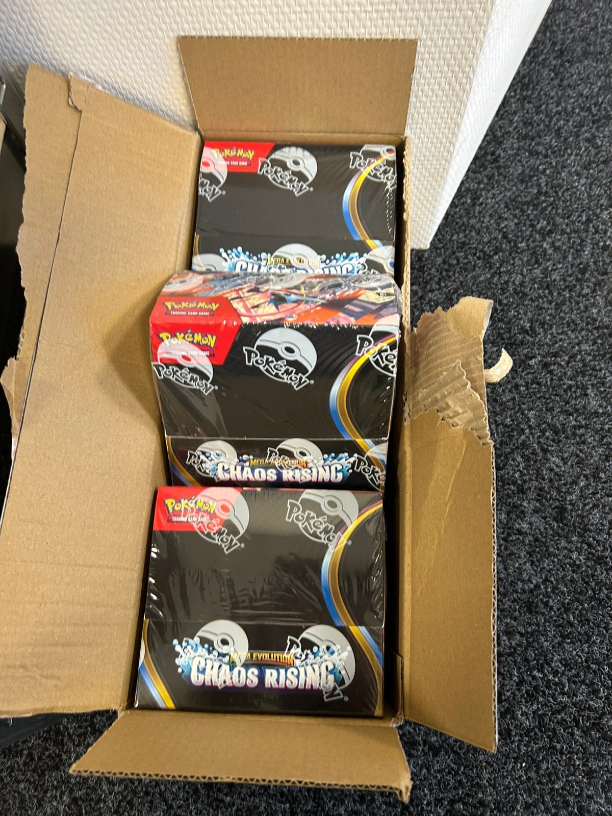 Case boosterbox Chaos rising, Ophalen of Verzenden, Zo goed als nieuw, Boosterbox
