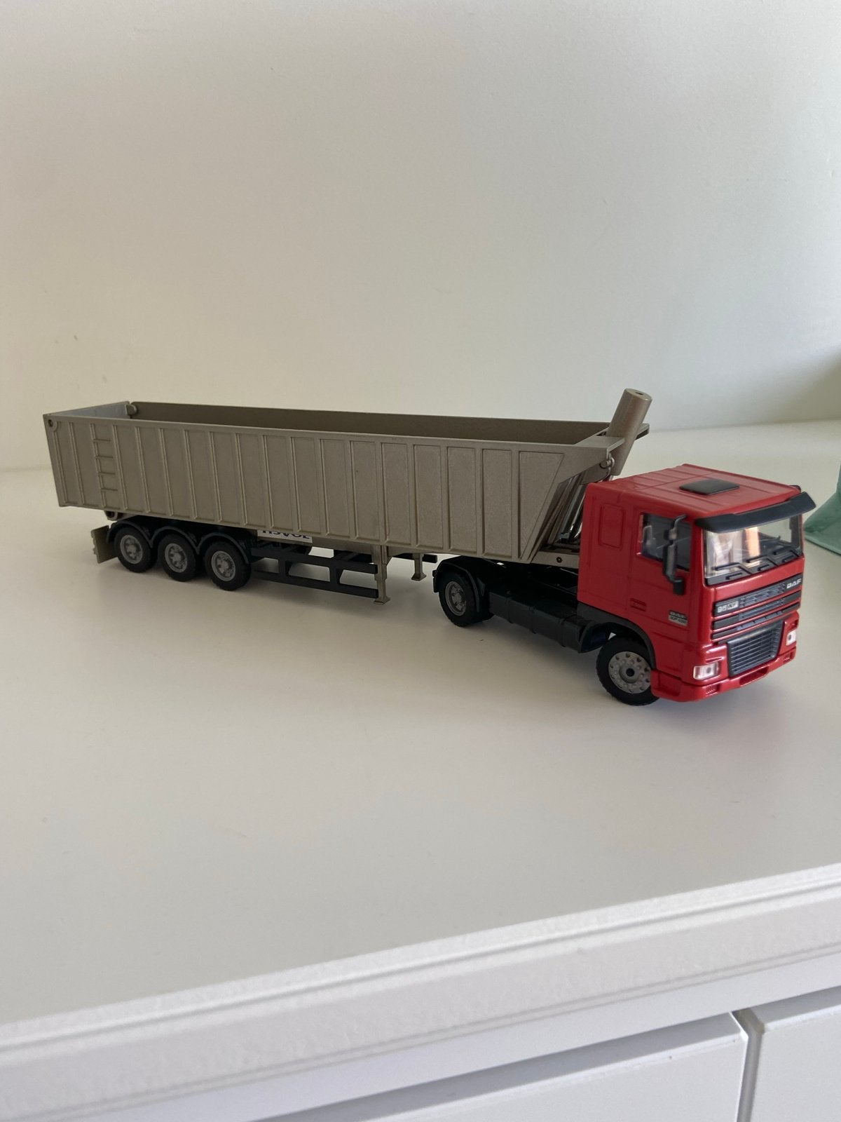 DAF vrachtwagen met kieptrailer - Schaalmodel, Ophalen of Verzenden, Gebruikt