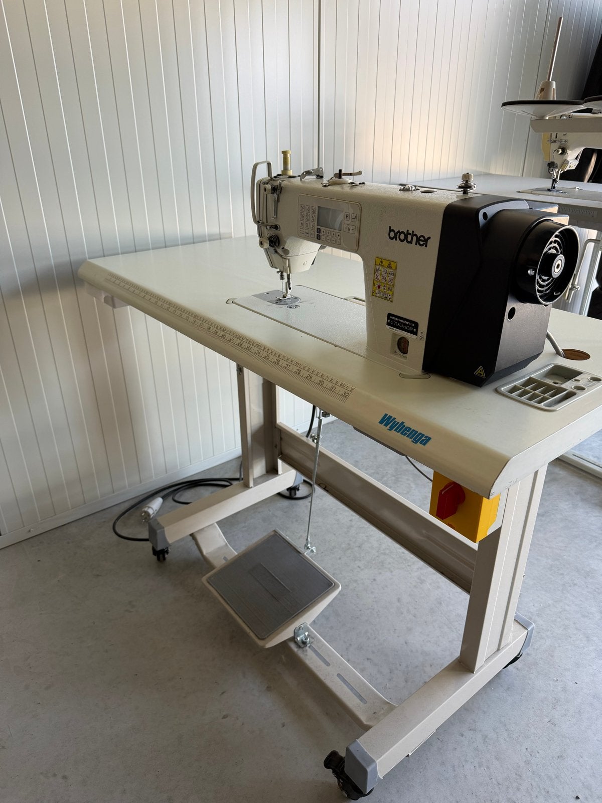 Moderne industriele naaimachine van brother 2021, Hobby en Vrije tijd, Naaimachines en Toebehoren, Ophalen, Gebruikt, Naaimachine