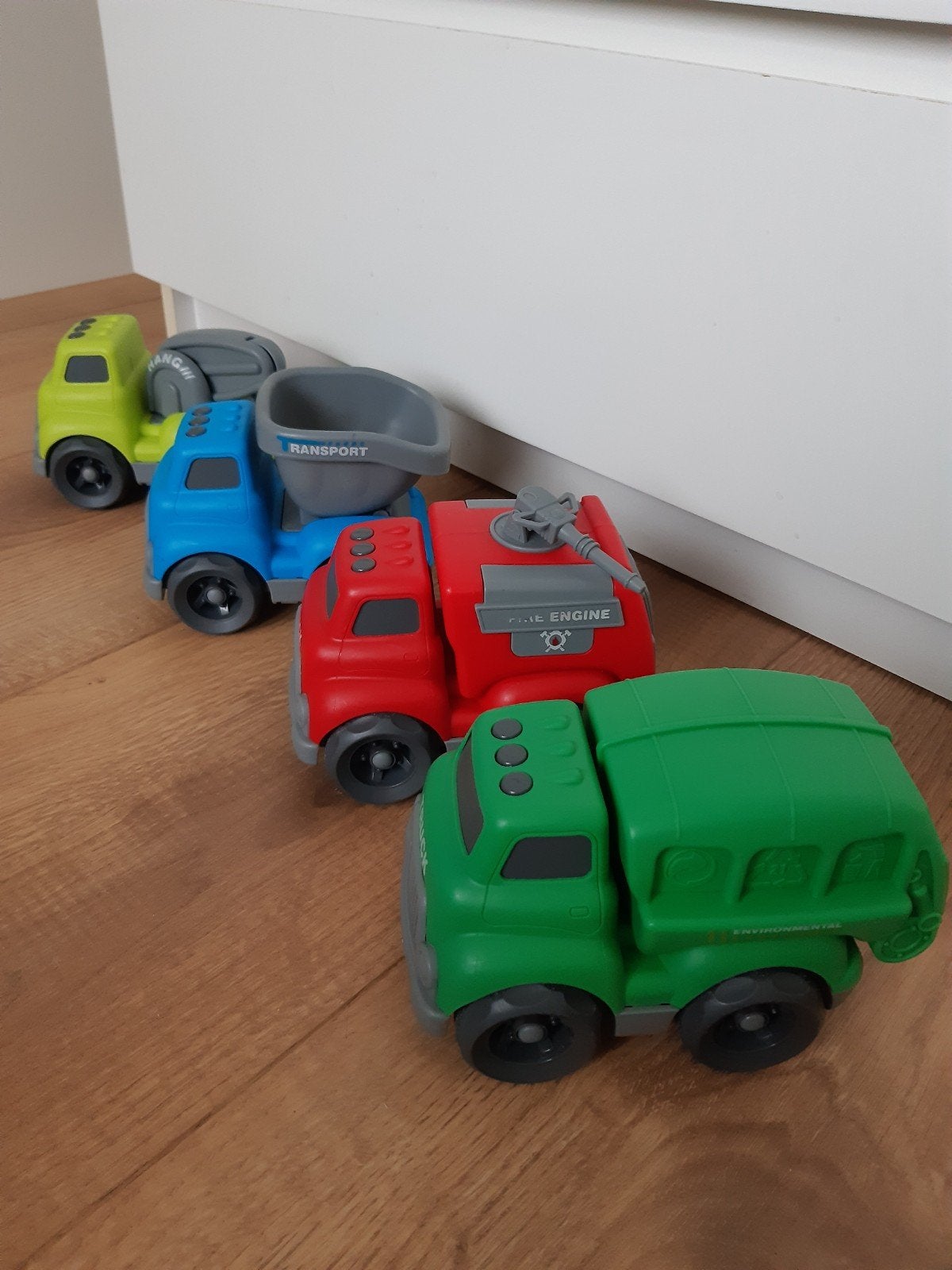 4 trucks: brandweer, kiep-, takel- en vuilniswagen, Ophalen, Nieuw
