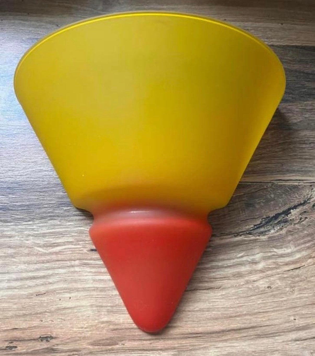 Vintage " Van de heg" wandlamp met conische gele oranje kap, Ophalen of Verzenden, Zo goed als nieuw, Glas