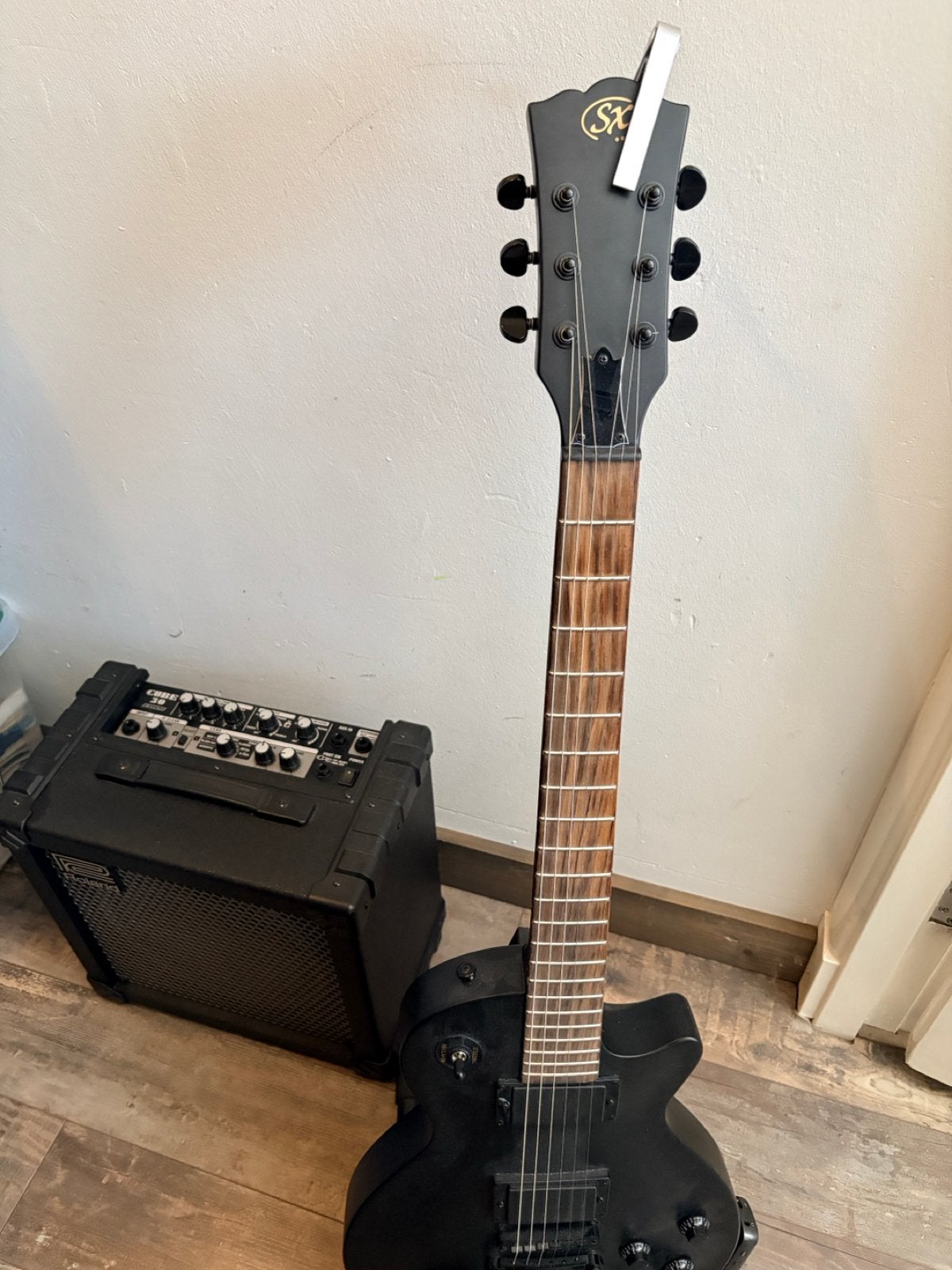 SX Les Paul Style Gitaar Mat Zwart + Roland Cube 30 Versterk, Met versterker, Zo goed als nieuw, Solid body, Ophalen