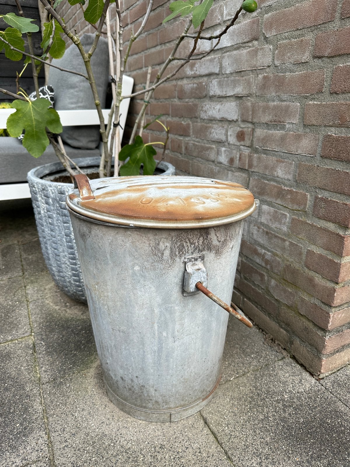 Oude zinken vuilnisbak.   ‘s-Hertogenbosch, Ophalen, Gebruikt, Minder dan 30 cm, Rond