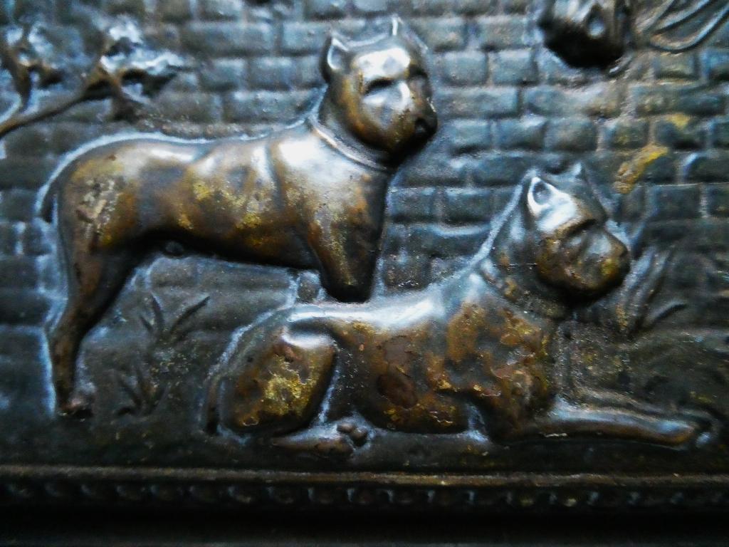 Dagbladhouder met gedreven voorstelling 2 honden en paard, Ophalen of Verzenden
