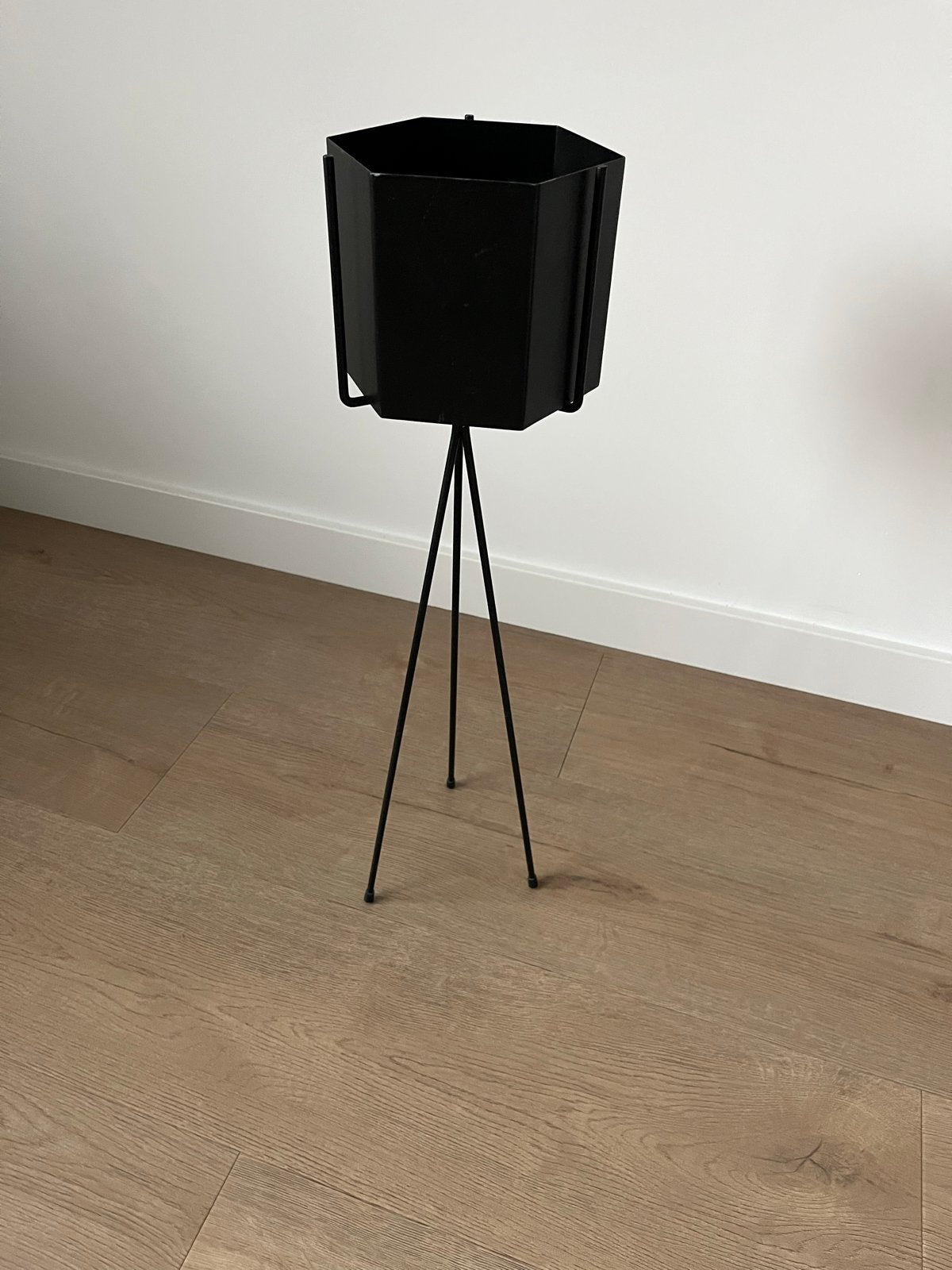 Ferm Living Plantenbak standaard + Hexagon Pot Large Zwart, Ophalen of Verzenden, Gebruikt