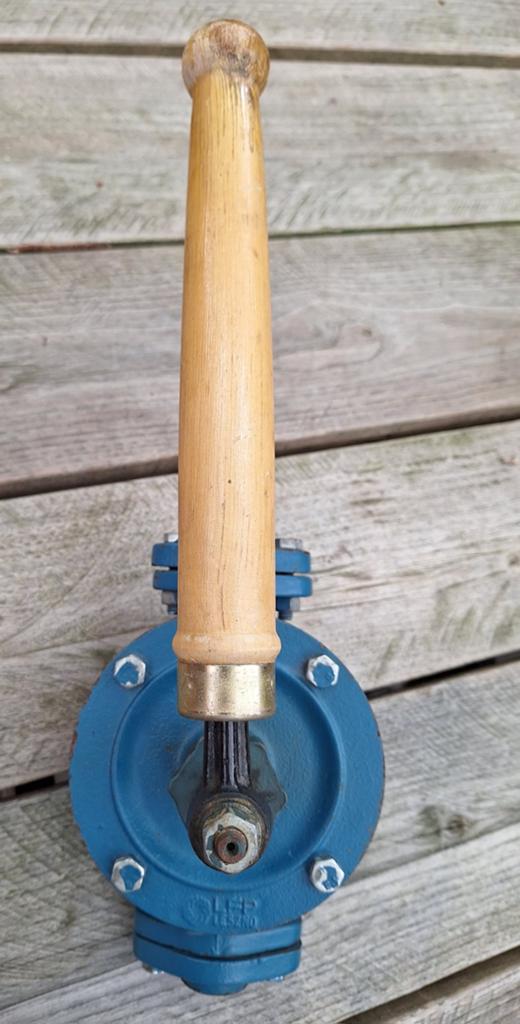 Oude gietijzeren handpomp/vleugelpomp. LFP Leszno/ Polen., Ophalen of Verzenden