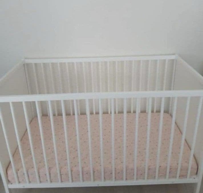 Wit Puck ledikant met Pretura matras en Little Dutch hoeslak, Ophalen, Zo goed als nieuw, Ledikant