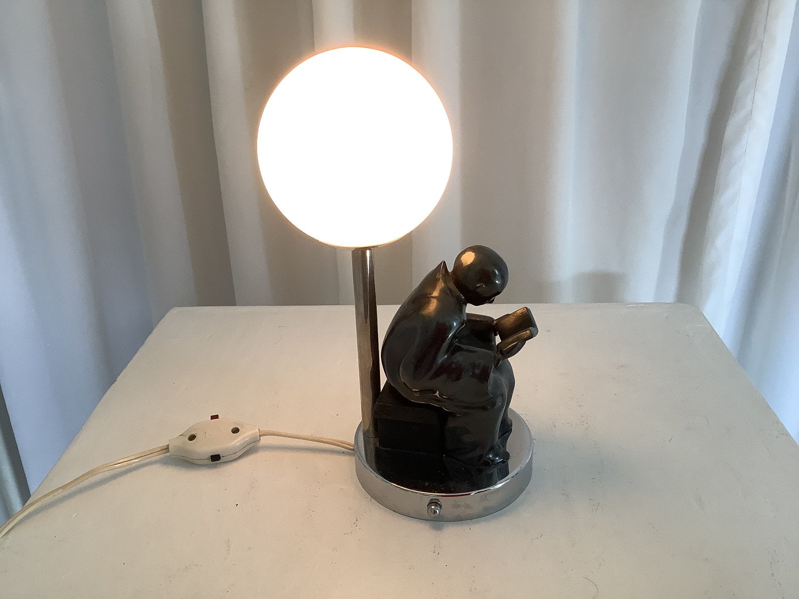 Beeld lampje met lezend figuur, Wit, Ophalen of Verzenden, Zo goed als nieuw, Metaal