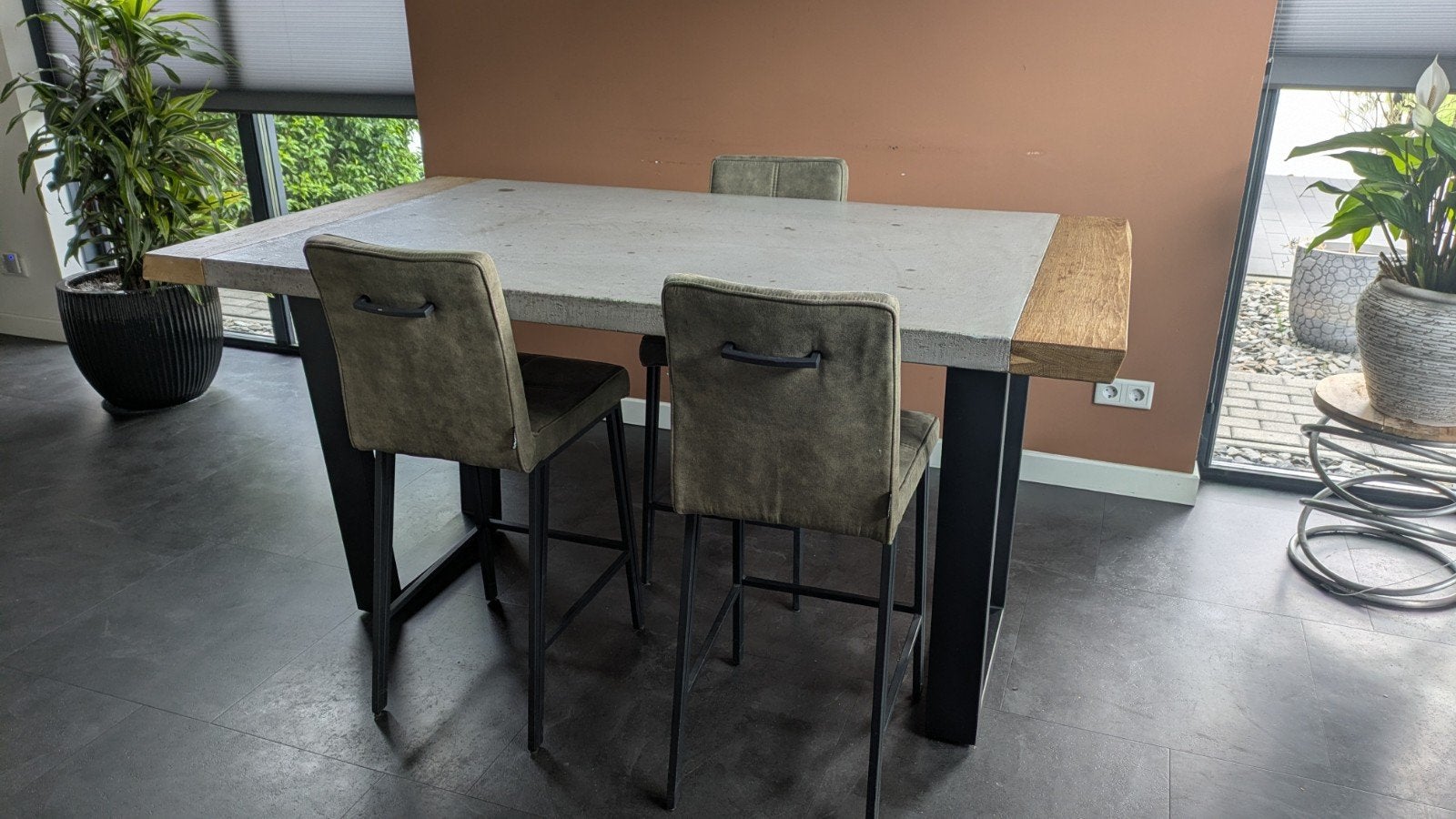 Hazel en Henders eettafel met 3 barstoelen (1.80x1.00), Ophalen