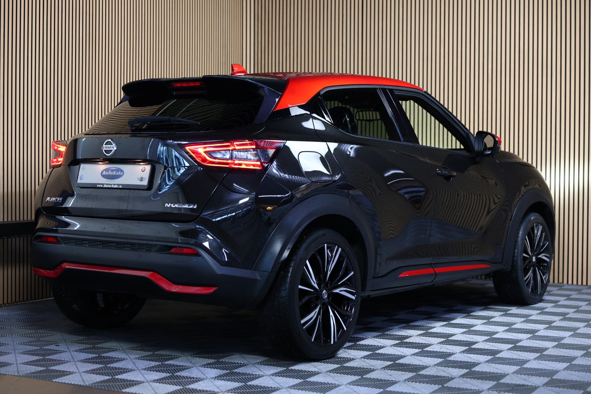 Nissan Juke 1.0 DIG-T N-Design AUTOM SPORTLEDER CARPLAY BOSE, Auto's, Zwart, Zwart, Bedrijf, 3 cilinders