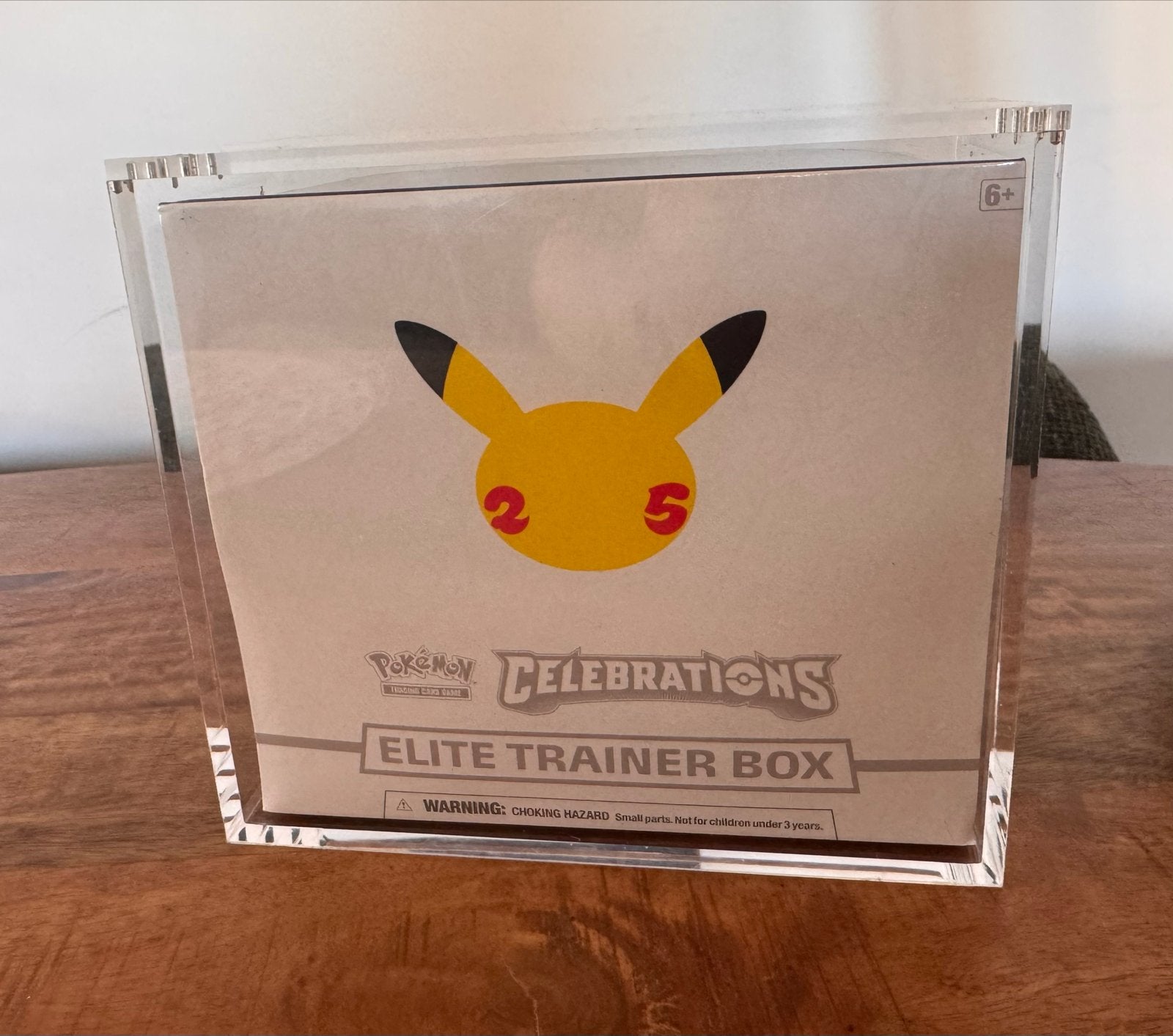 Pokémon 25th Celebrations ETB Geseald met Acryl Case, Ophalen of Verzenden, Nieuw, Overige typen
