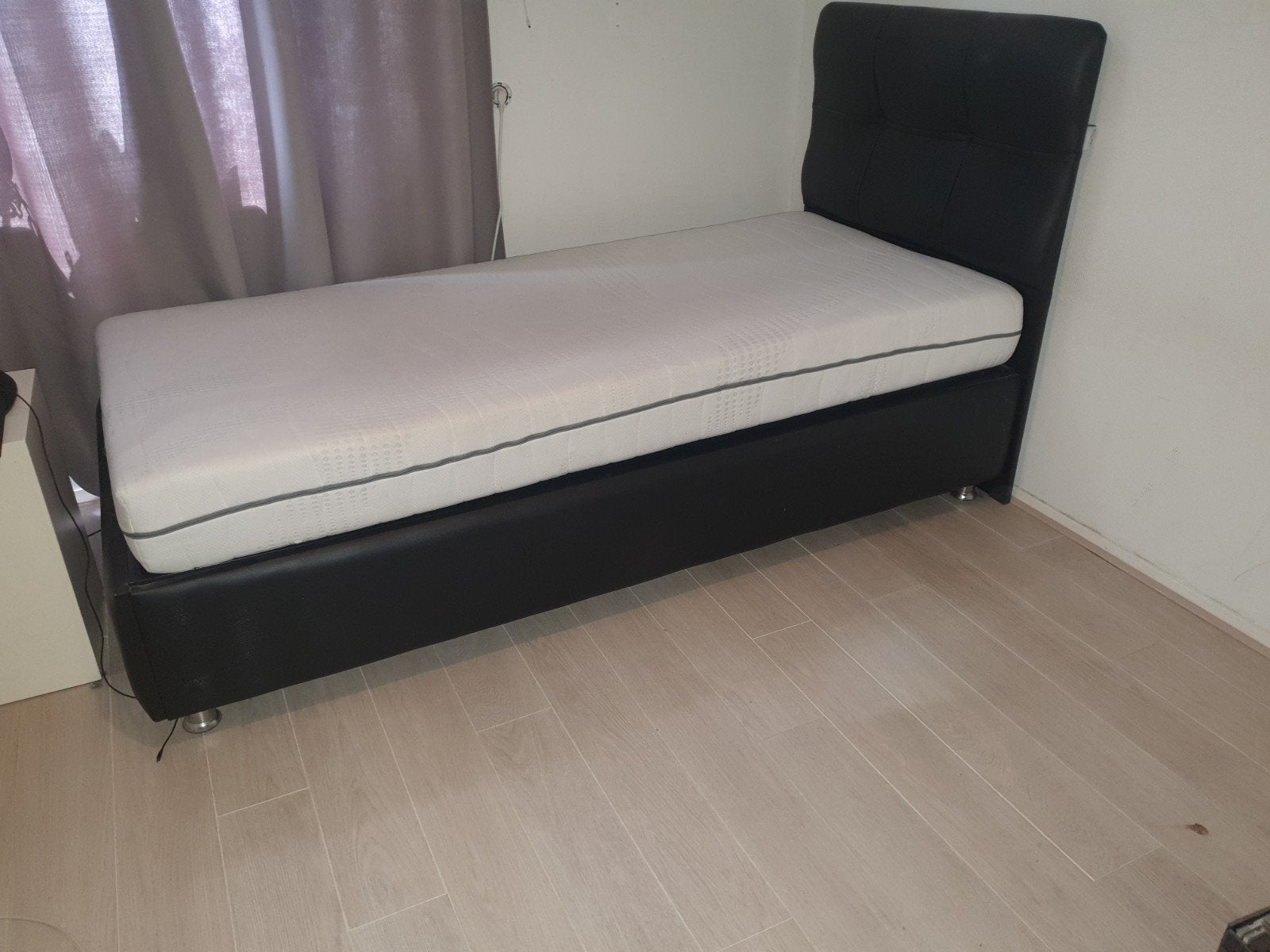 Eenpersoonsbed 200x90 zwart leer met opbergruimte, Ophalen, 90 cm, Eenpersoons, Zo goed als nieuw