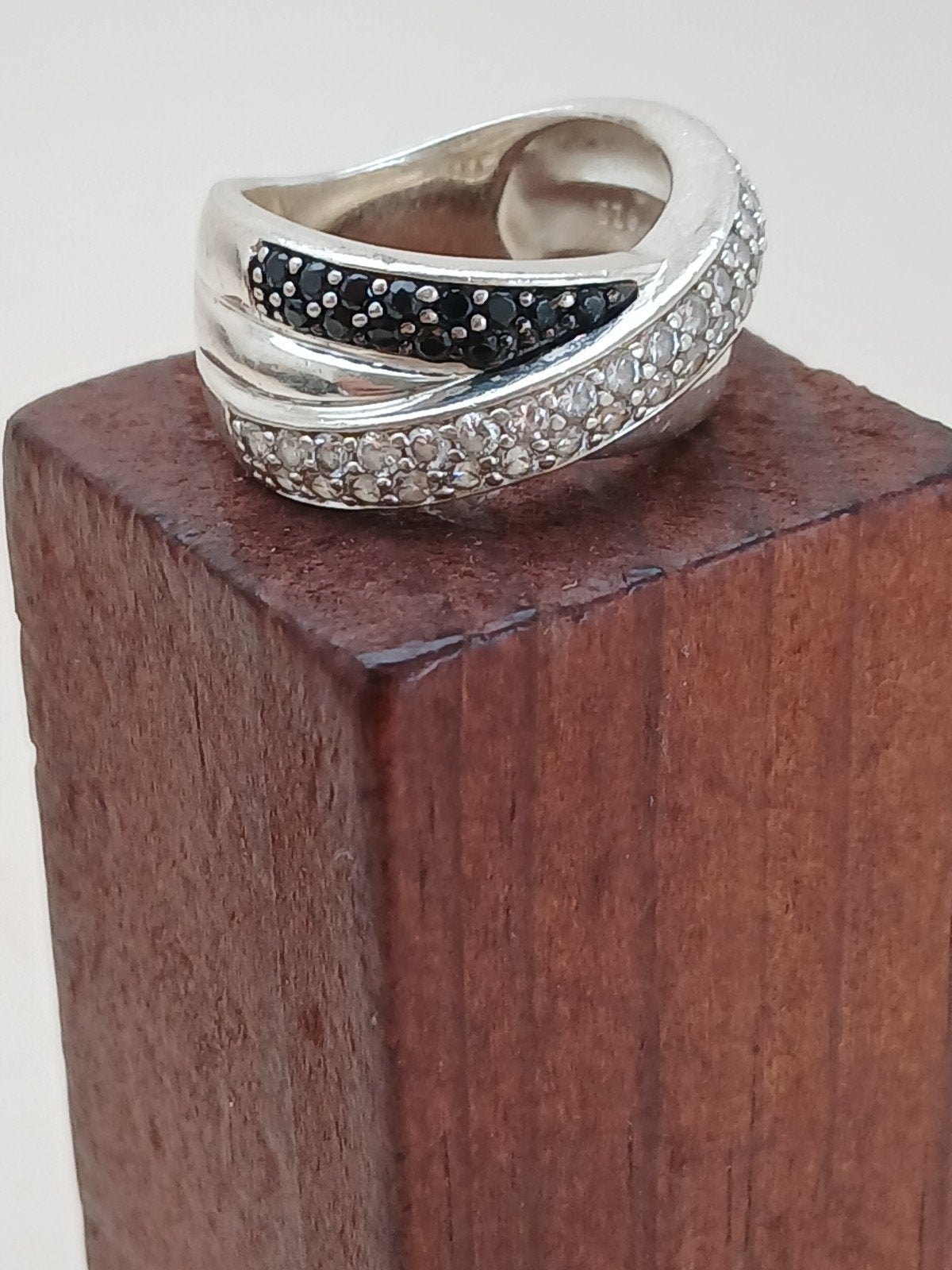 Zilveren ring met heldere en zwarte zirconia steentjes, Met kristal, Gebruikt, Ophalen of Verzenden, Kleiner dan 17