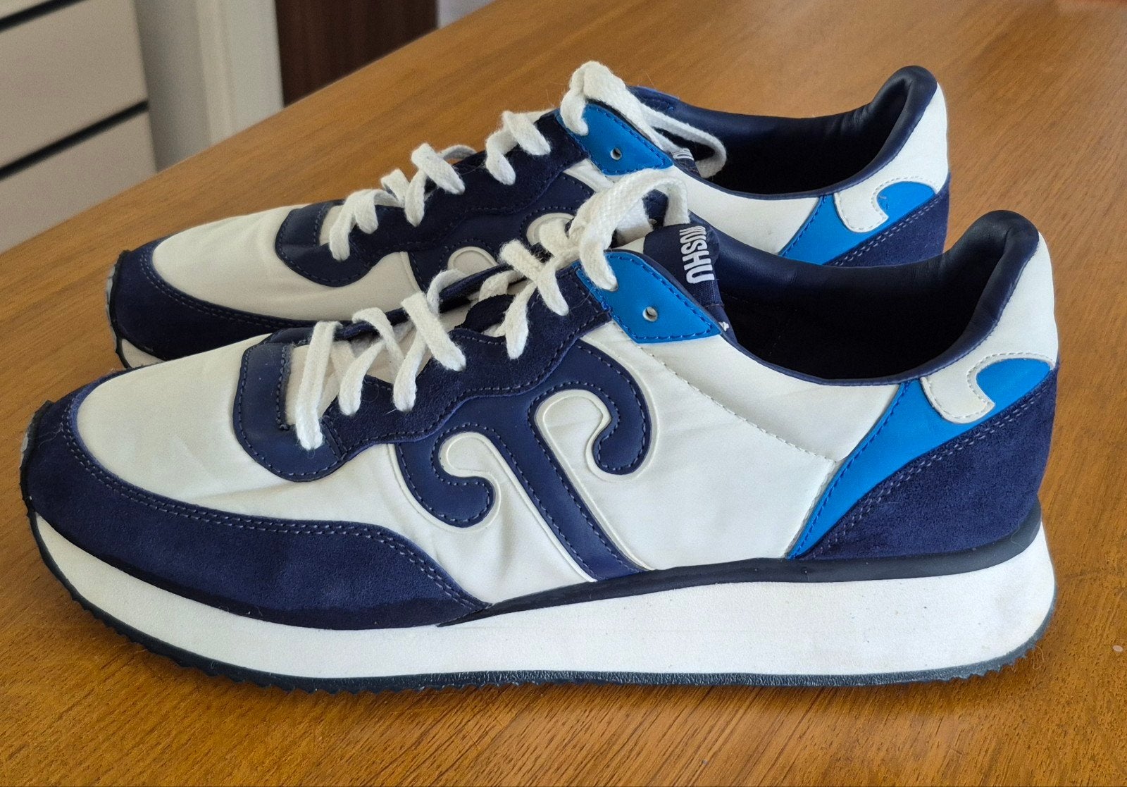 Wushu Sneakers (maat 45) - Blauw/Wit - Zo goed als nieuw, Wit, Ophalen of Verzenden, Wushu, Sneakers of Gympen