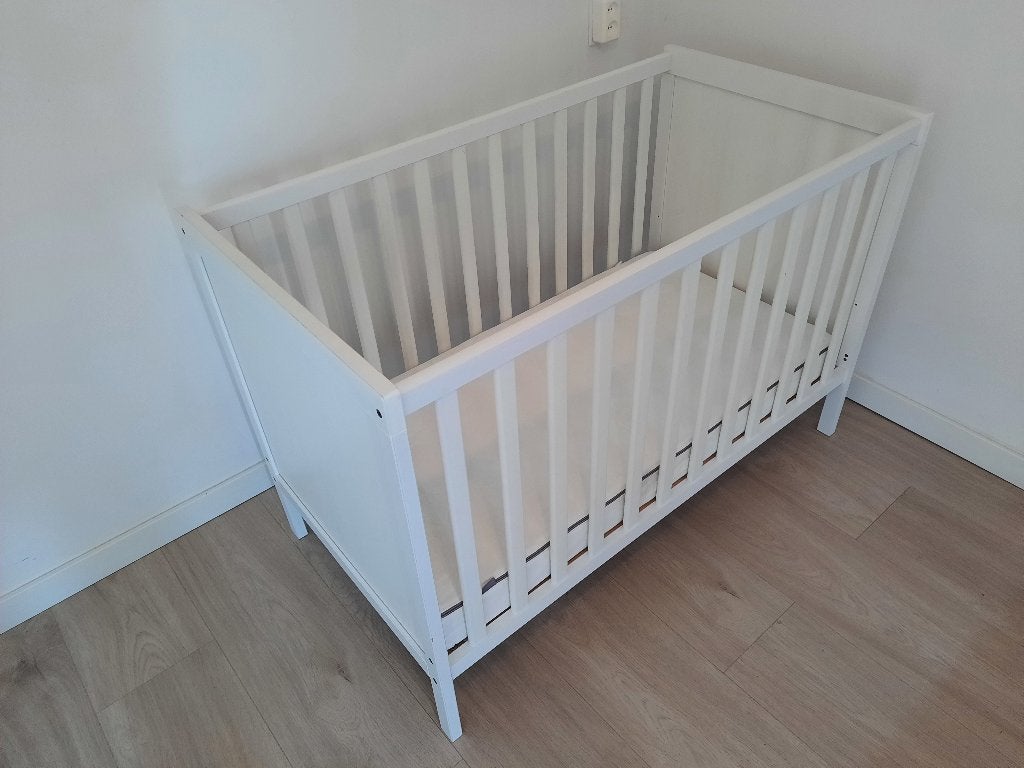 Babybed wit IKEA, Ophalen, Zo goed als nieuw, Minder dan 140 cm, Matras