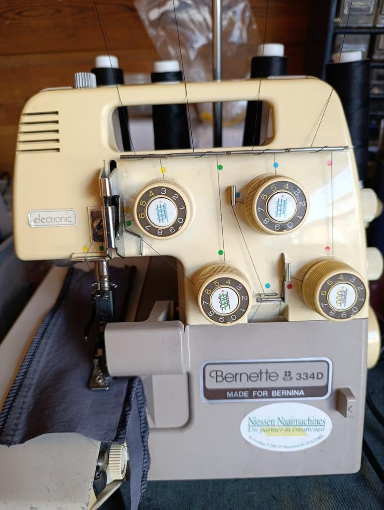 Bernette 334D Lockmachine van Bernina, Hobby en Vrije tijd, Naaimachines en Toebehoren, Ophalen of Verzenden, Gebruikt, Lockmachine