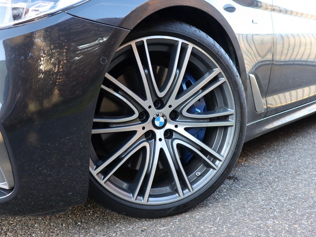 BMW 5 Serie M550i xDrive High Executive dealer O.H., BTW-aut, Automaat, Automatische klimaatregeling, Gebruikt, 2000 kg