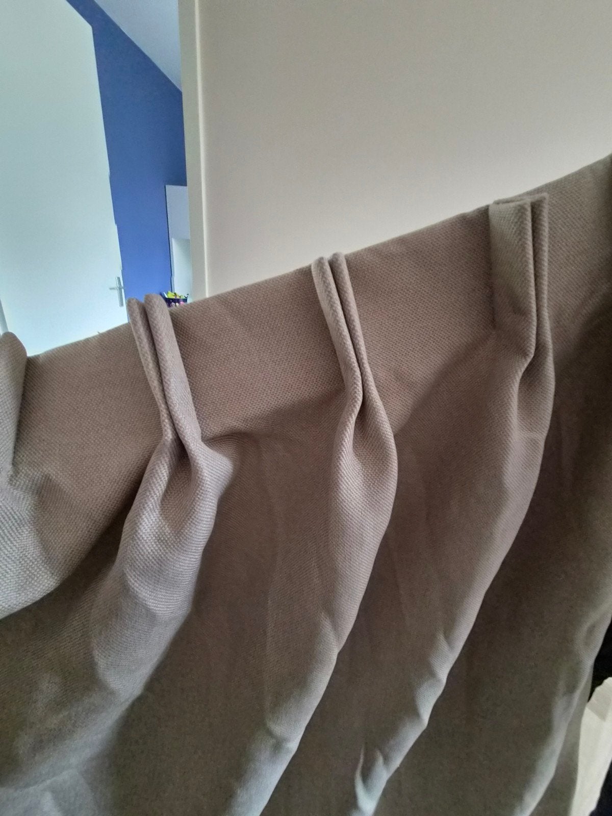 Mooie beige/lichtbruine gordijnen, Huis en Inrichting, Stoffering | Gordijnen en Lamellen, Ophalen, Plooiafwerking, Gebruikt, Gordijn