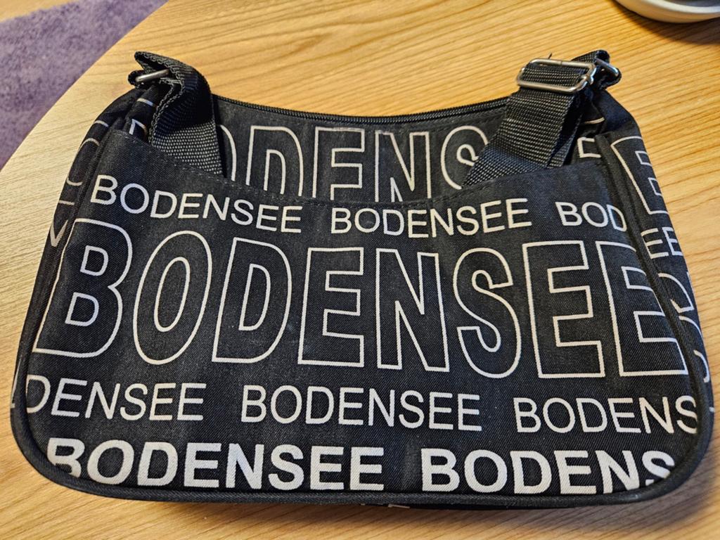 Robin Ruth, Bodensee schoudertasje zwart met witte letters, Sieraden, Tassen en Uiterlijk, Tassen | Damestassen, Ophalen, Zo goed als nieuw