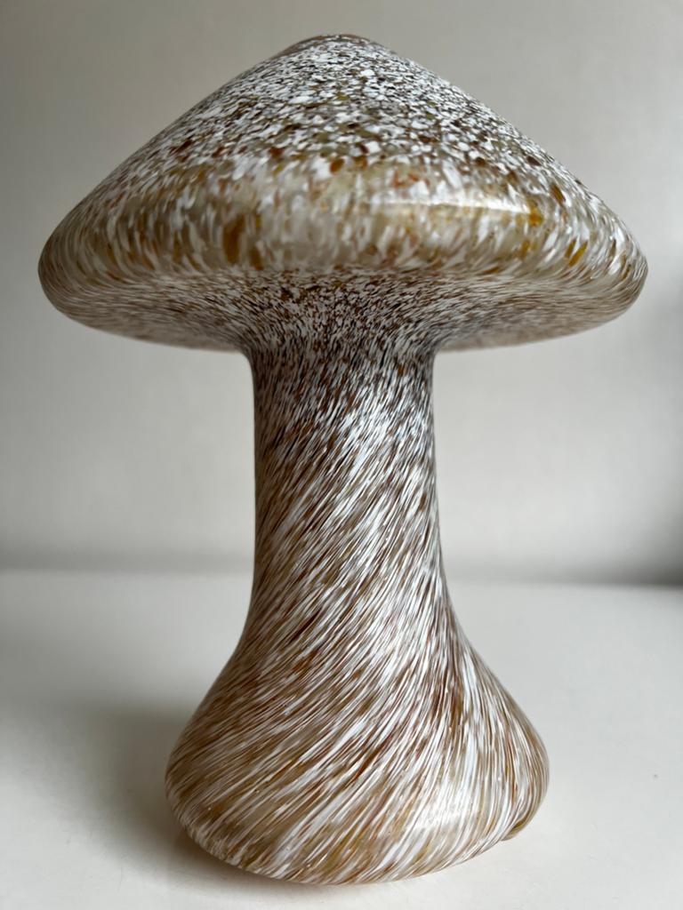 Kosta Boda Mushroom Monica Backström Bruin Spikkel H20 cm, Antiek en Kunst, Ophalen of Verzenden