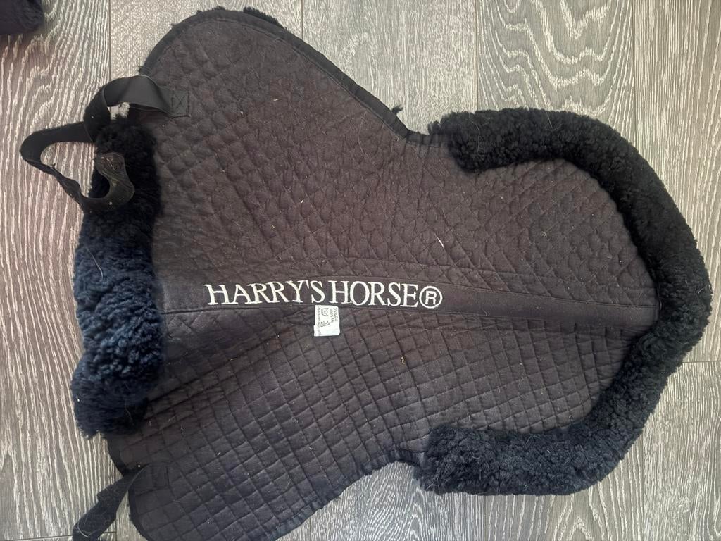 Harry Horse zadel onderlegger met schapenvacht, Dieren en Toebehoren, Paarden en Pony's | Dekens en Dekjes, Ophalen of Verzenden