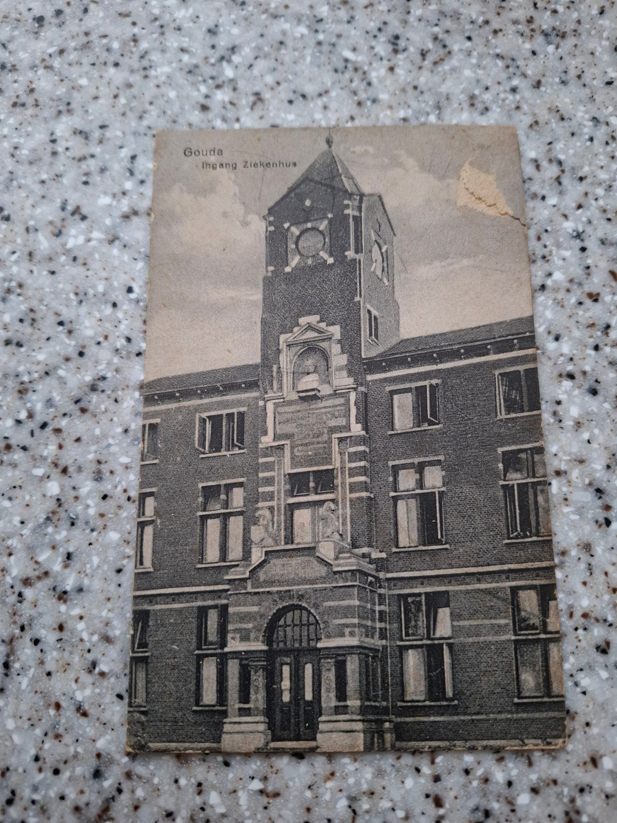 Oude ansichtkaart Gouda - Ingang Ziekenhuis (1936), Ophalen of Verzenden