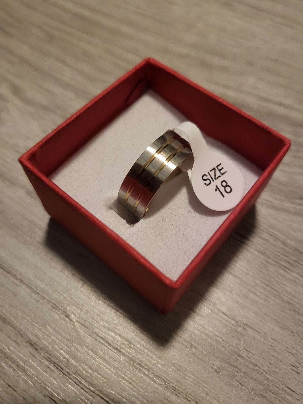 Nieuwe Ring Maat 18 - Zilverkleurig met Gouden Details, 18 tot 19, IJzer of Staal, Nieuw, Ophalen of Verzenden