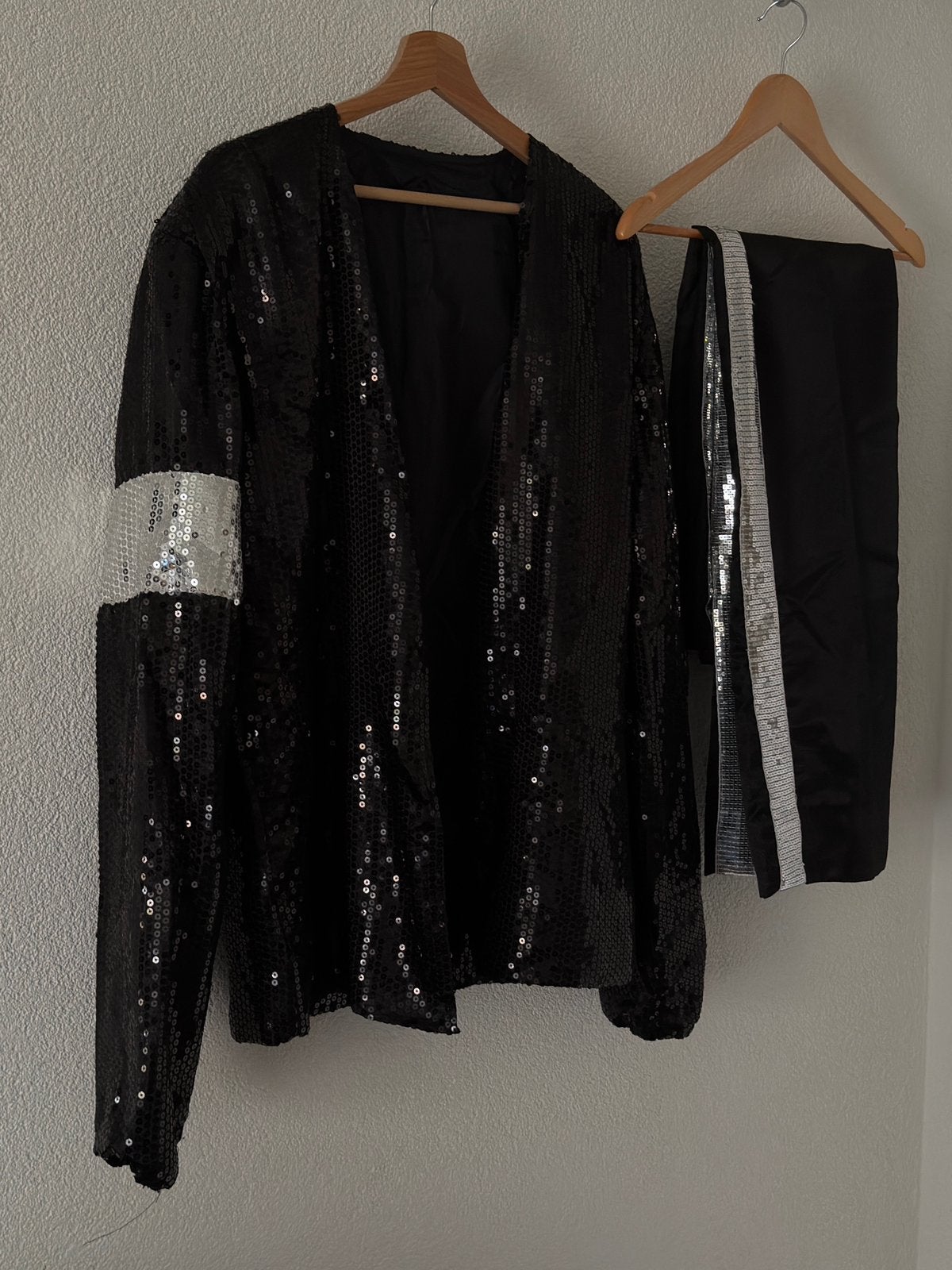 Michael Jackson Billie Jean kostuum met pruik, Ophalen of Verzenden, Zo goed als nieuw, Maat 46/48 (XL) of groter, Zwart