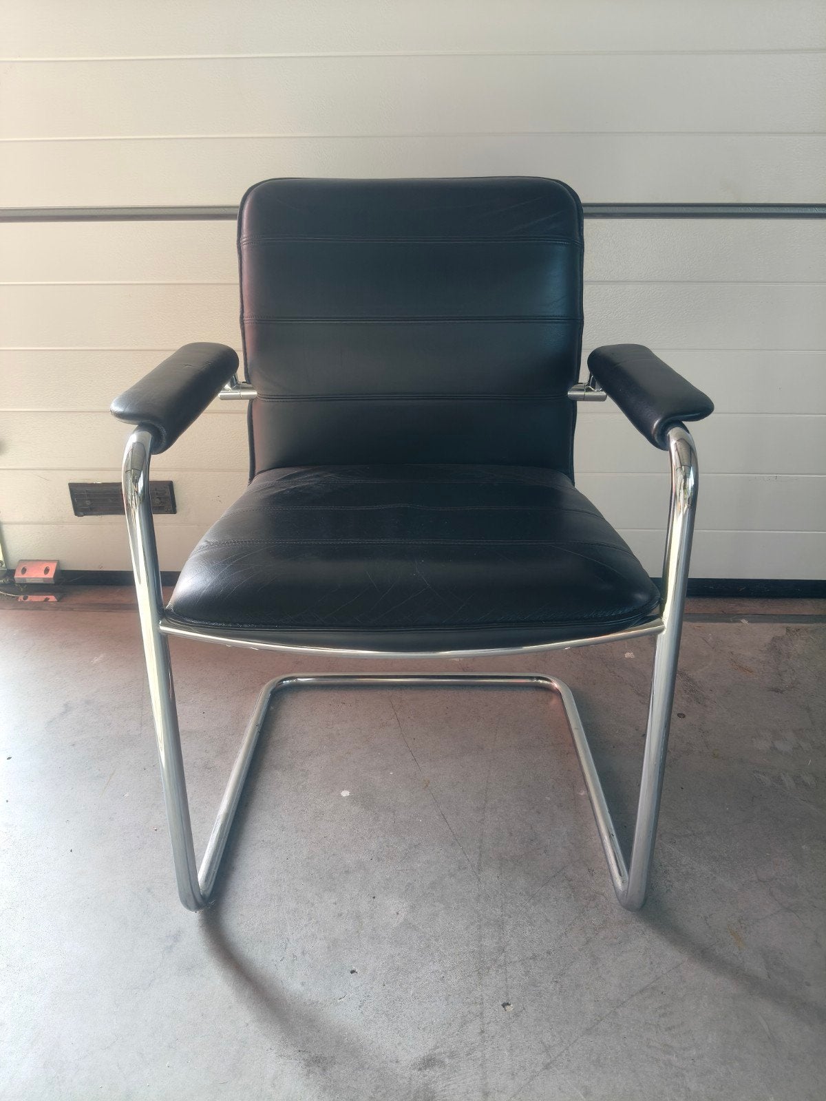 Zwarte lederen stoelen met chromen frame 7 stuks, Ophalen, Gebruikt, Zwart, Modern kantoor