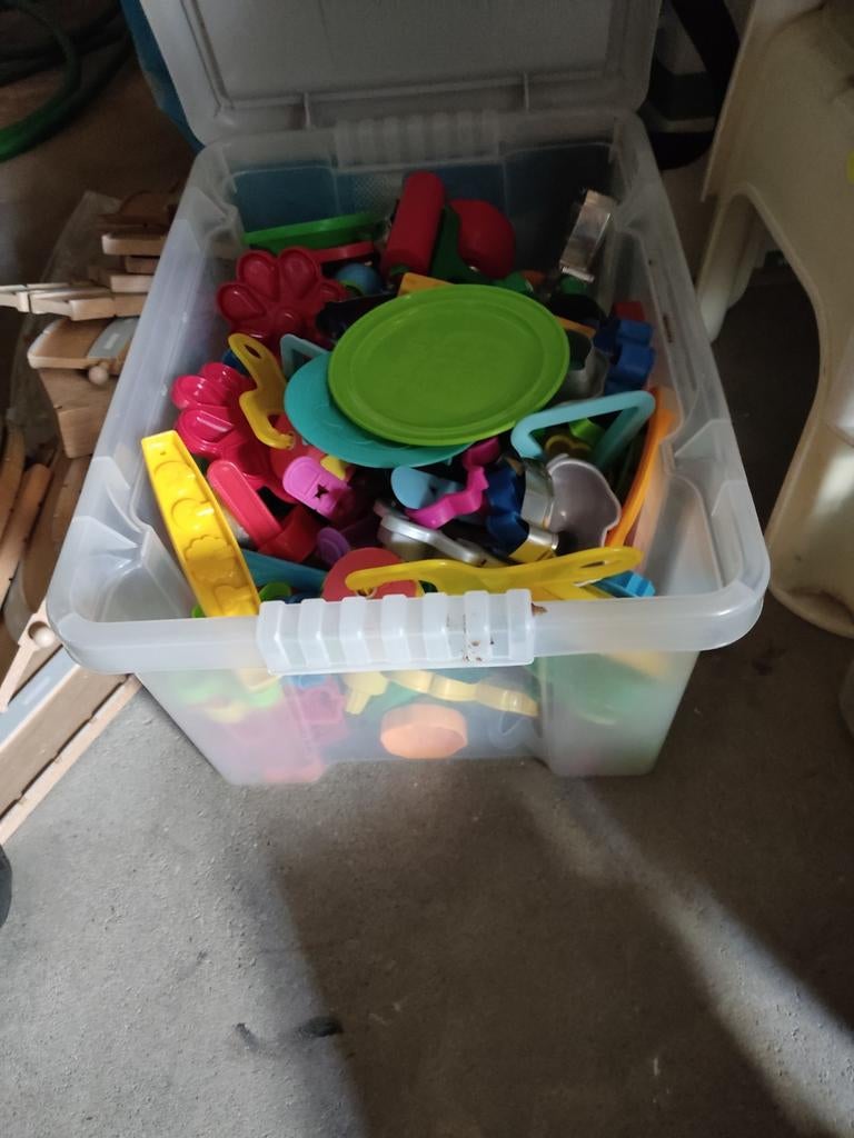 Bak vol met klei assortiment bakvormen en kleivorm oid., Ophalen, Gebruikt